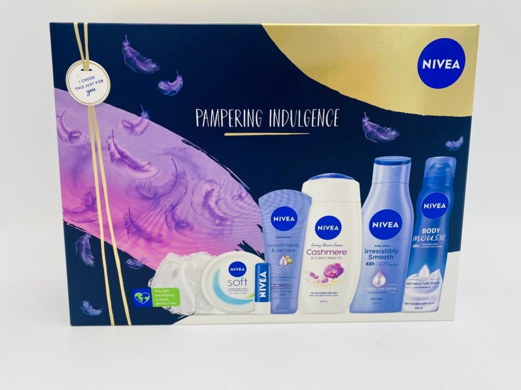 Nivea ajándékcsomag Pampering testápoló 250 ml+tusfürdő 250 ml+habtus 200 ml+kézkrém 100 ml+Soft krém tégelyes 200 ml+ajakápoló 48 g+szivacs – front
